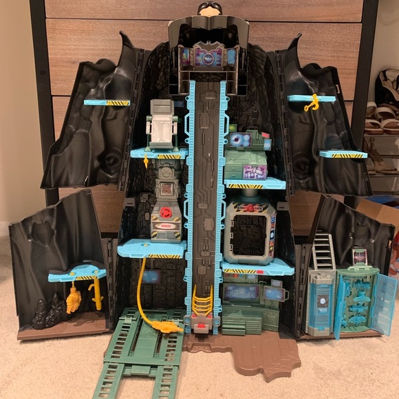 BATCAVE Giant Transforming Playset 33” Tall DC Comics Batman Bat-Tech Spinmaster - Picture 4 of 16